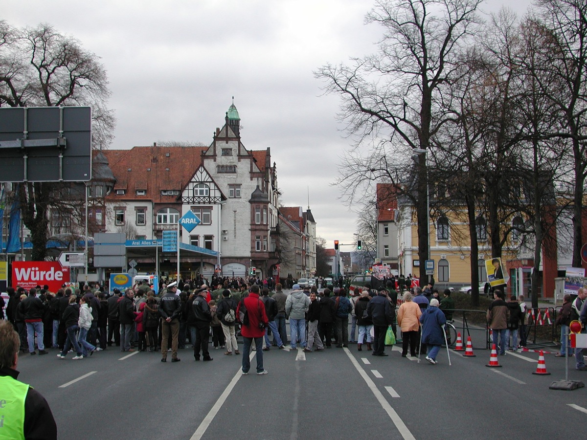 POL-HM: Kundgebungen verlaufen friedlich / Polizei sperrt Deisterallee