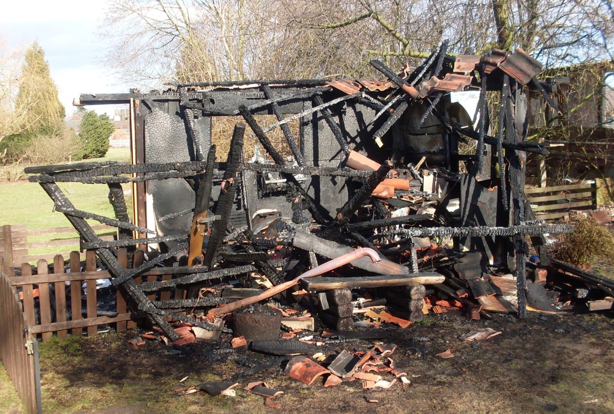 POL-NI: Funkenflug setzt Gartenhütte in Brand -Bild im Downaload-