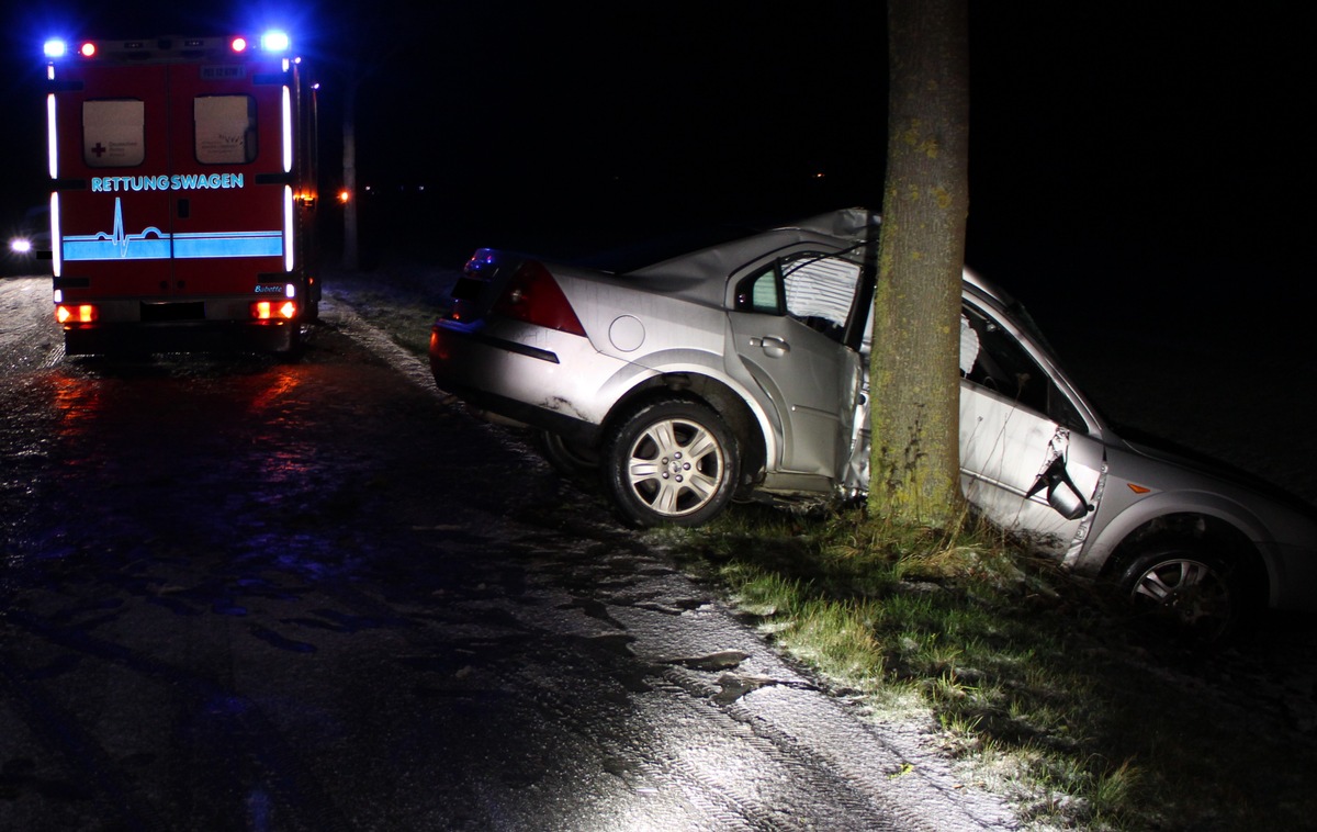 POL-MI: Alleinunfall: Pkw kommt von Straße ab und kracht gegen Baum