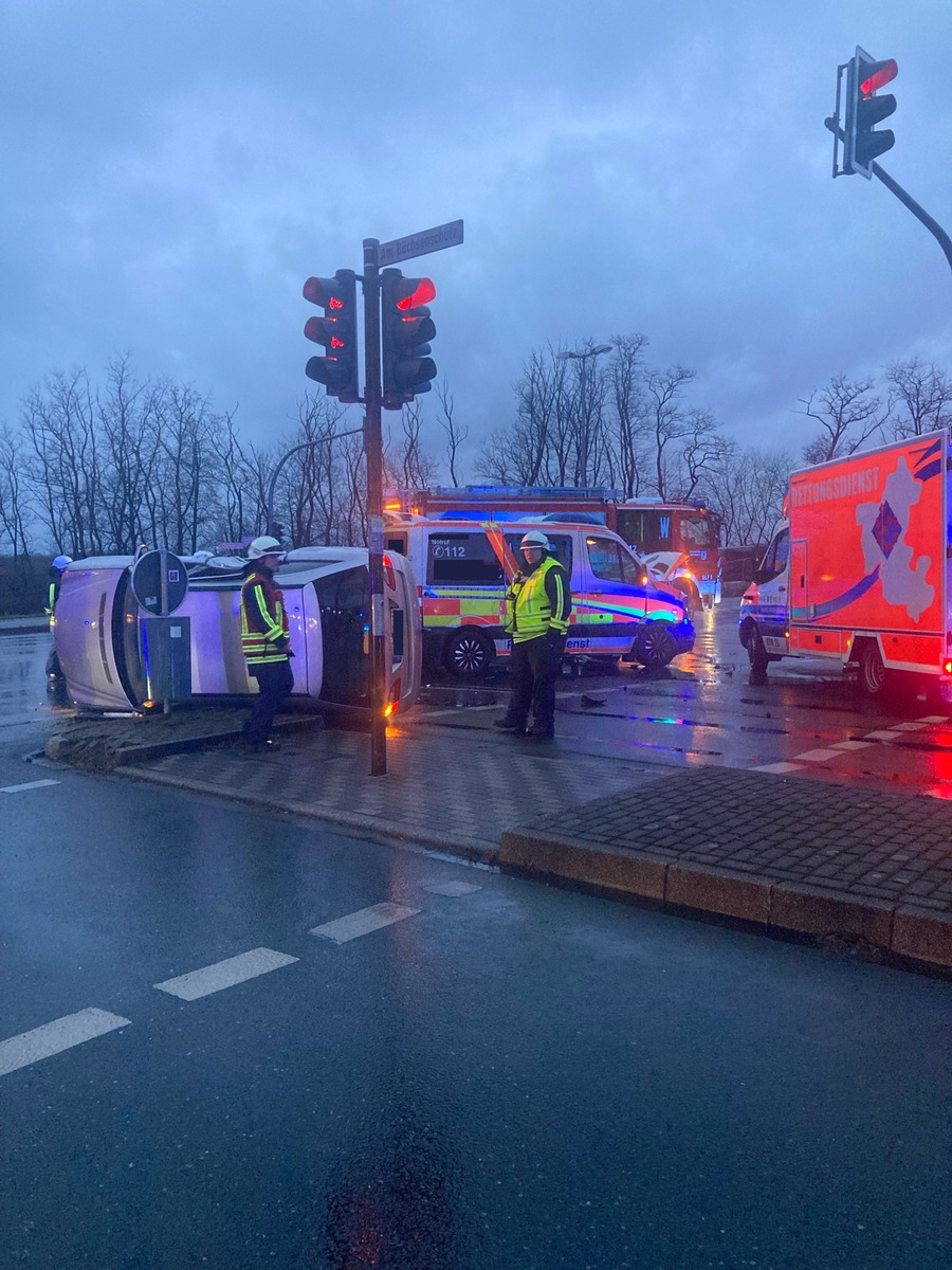 FW-EN: Verkehrsunfall mit 2 Fahrzeugen - Feuerwehr ist gleich zweimal Retter in der Not