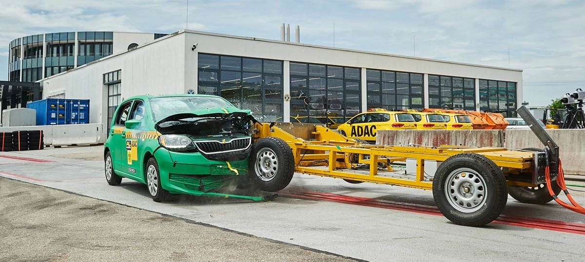 Frontalcrash: Autos könnten noch sicherer sein / ADAC untersucht schrägen Aufprall bei drei Modellen