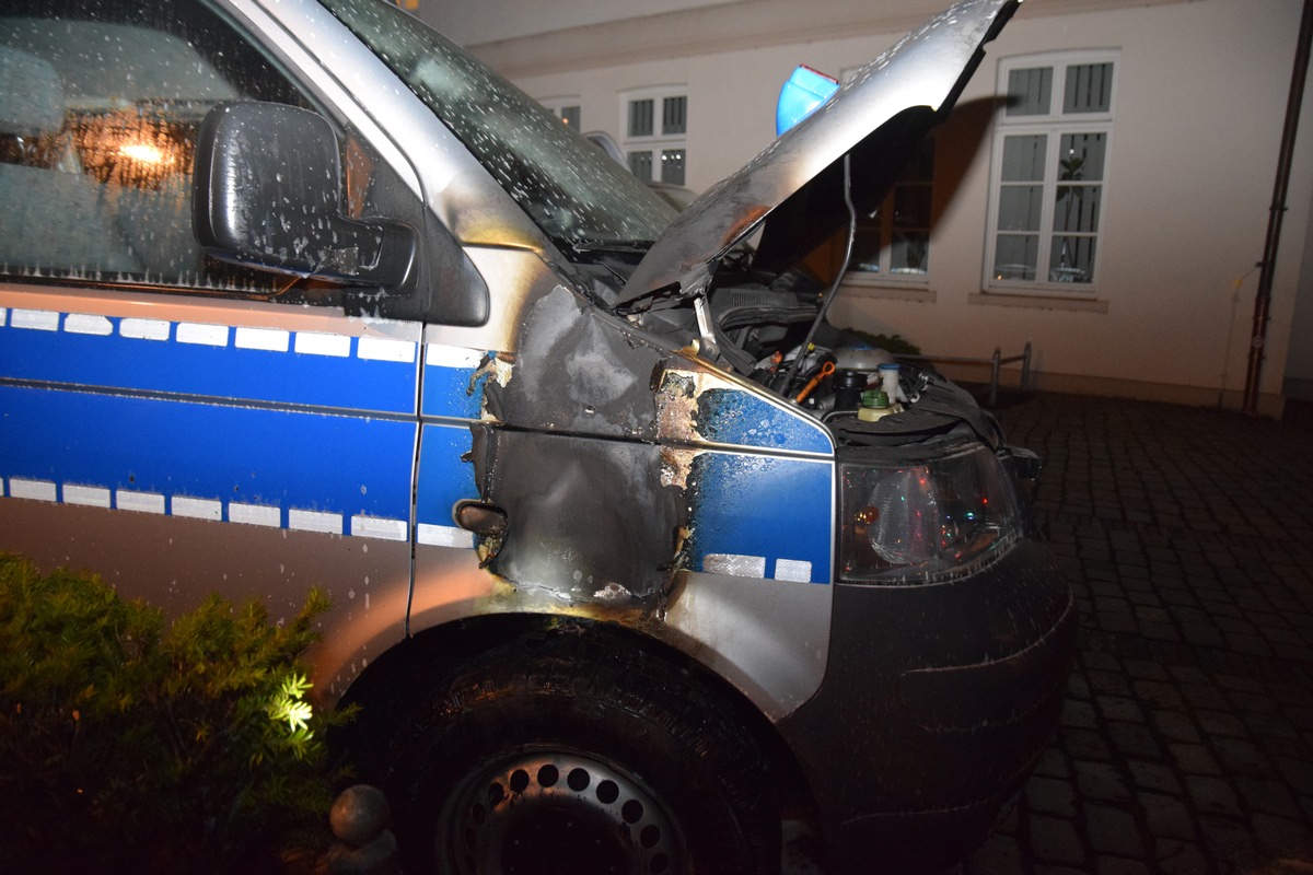 POL-OL: +++ Streifenwagen durch Feuer beschädigt - Polizei ermittelt wegen Brandstiftung +++