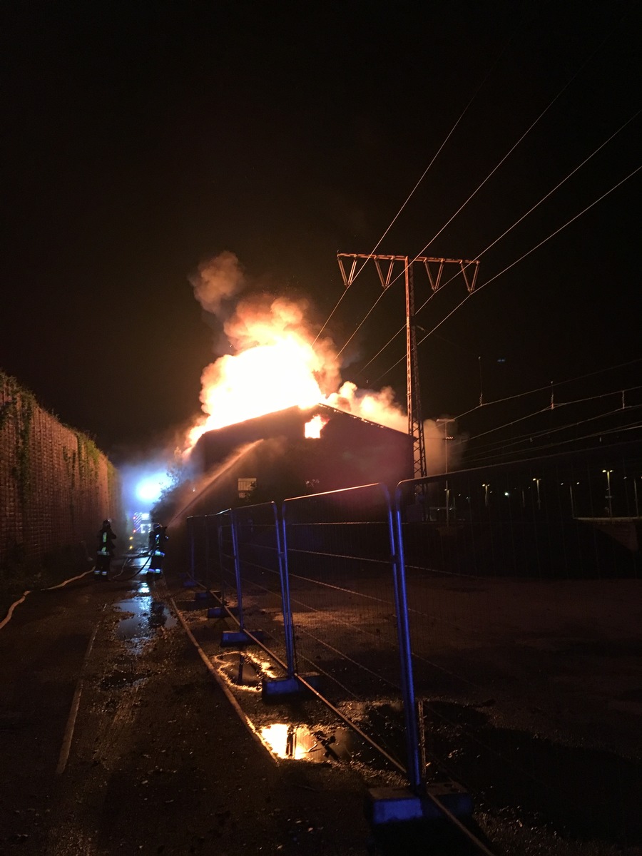 FW-E: Vollbrand eines leerstehenden Gebäudes am Bahnhof Essen-West - Starkstromleitung stürzt in Einsatzstelle. Keine Verletzten