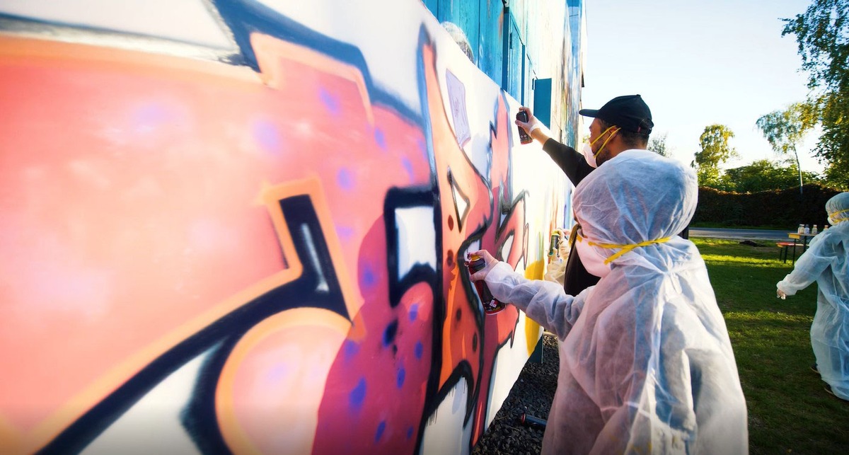 Bunte Farben am CASA Jugendtreff am Stellwerk in Wiesbaden / Beim Graffiti-Workshop mit bofrost* zeigen Kinder große Kreativität