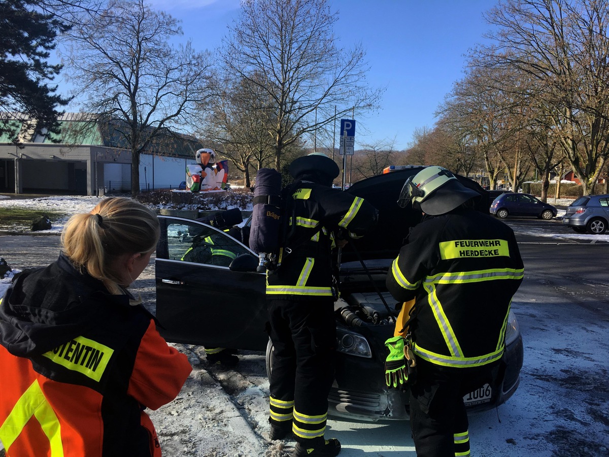 FW-EN: PKW-Brand vor dem Schulzentrum - Unbekannter Passant löschte Feuer erfolgreich