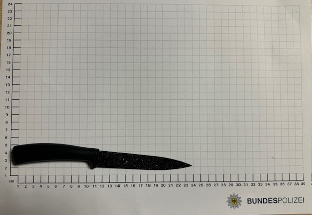 BPOL NRW: 35-Jähriger greift Ladendetektiv mit Messer an - Bundespolizei ermittelt