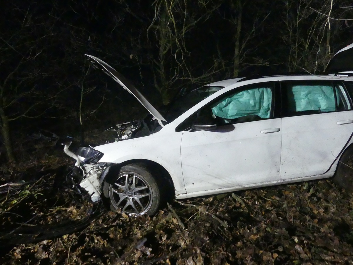 POL-GM: Auto landet am Baum