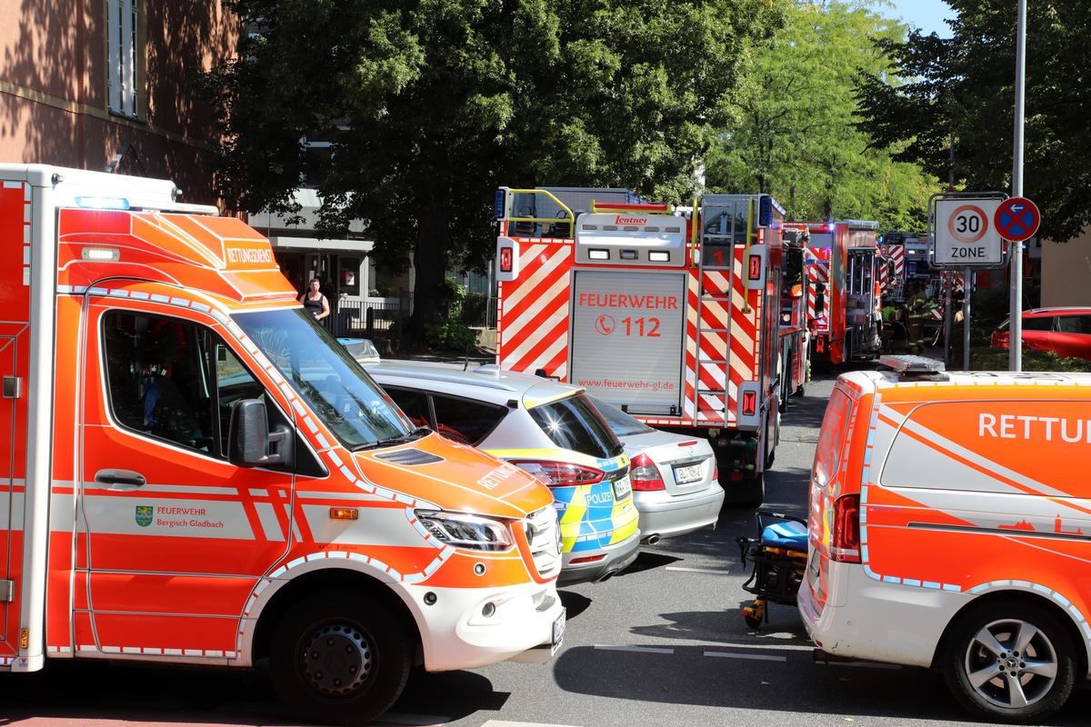 FW-GL: Gefahrstoffaustritt in Schule sorgt für Großeinsatz von Feuerwehr, Rettungsdienst und Polizei