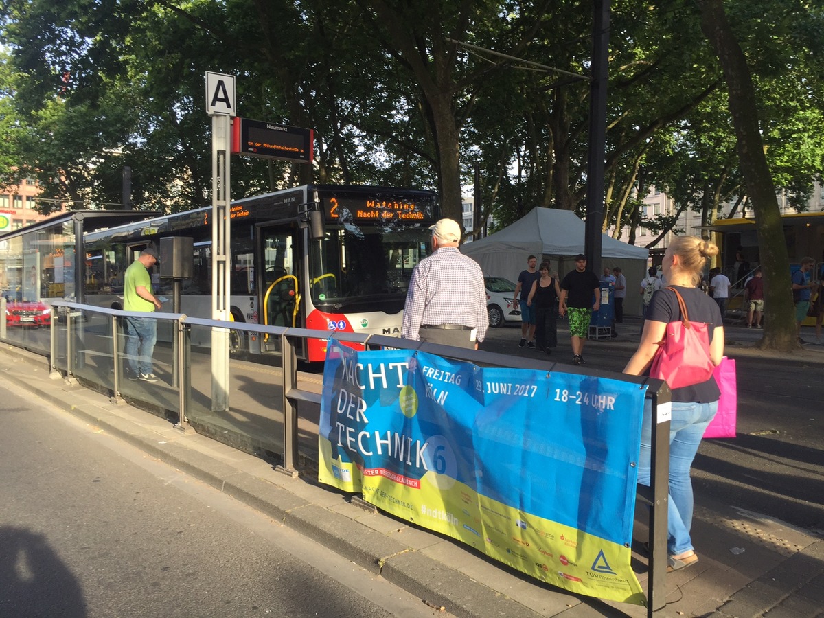 Bildangebot / Nacht der Technik / Infopunkt und Shuttlebusse am Neumarkt