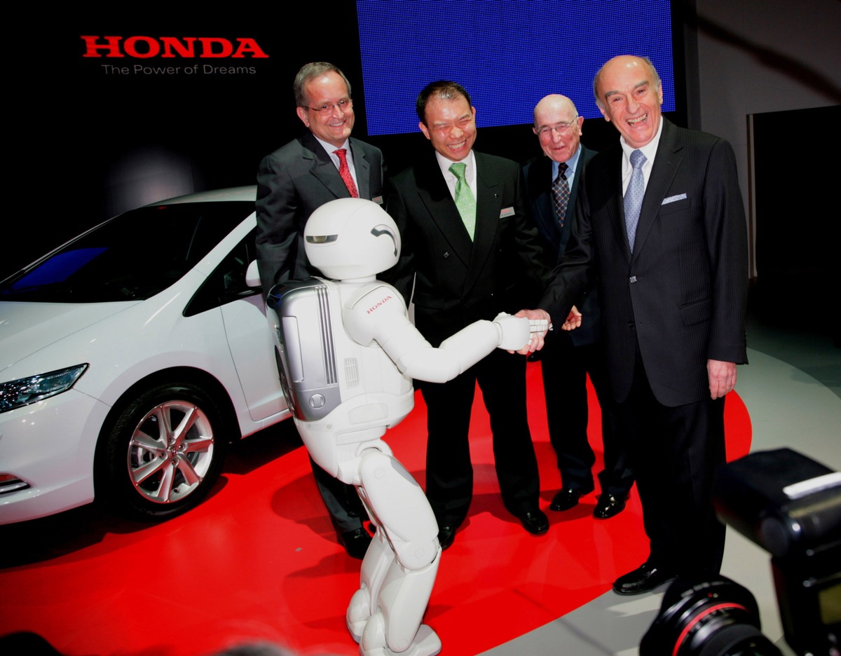 79. Internationaler Automobilsalon Genf 2009: Honda-Roboter Asimo begrüsst Bundespräsidenten Hans-Rudolf Merz