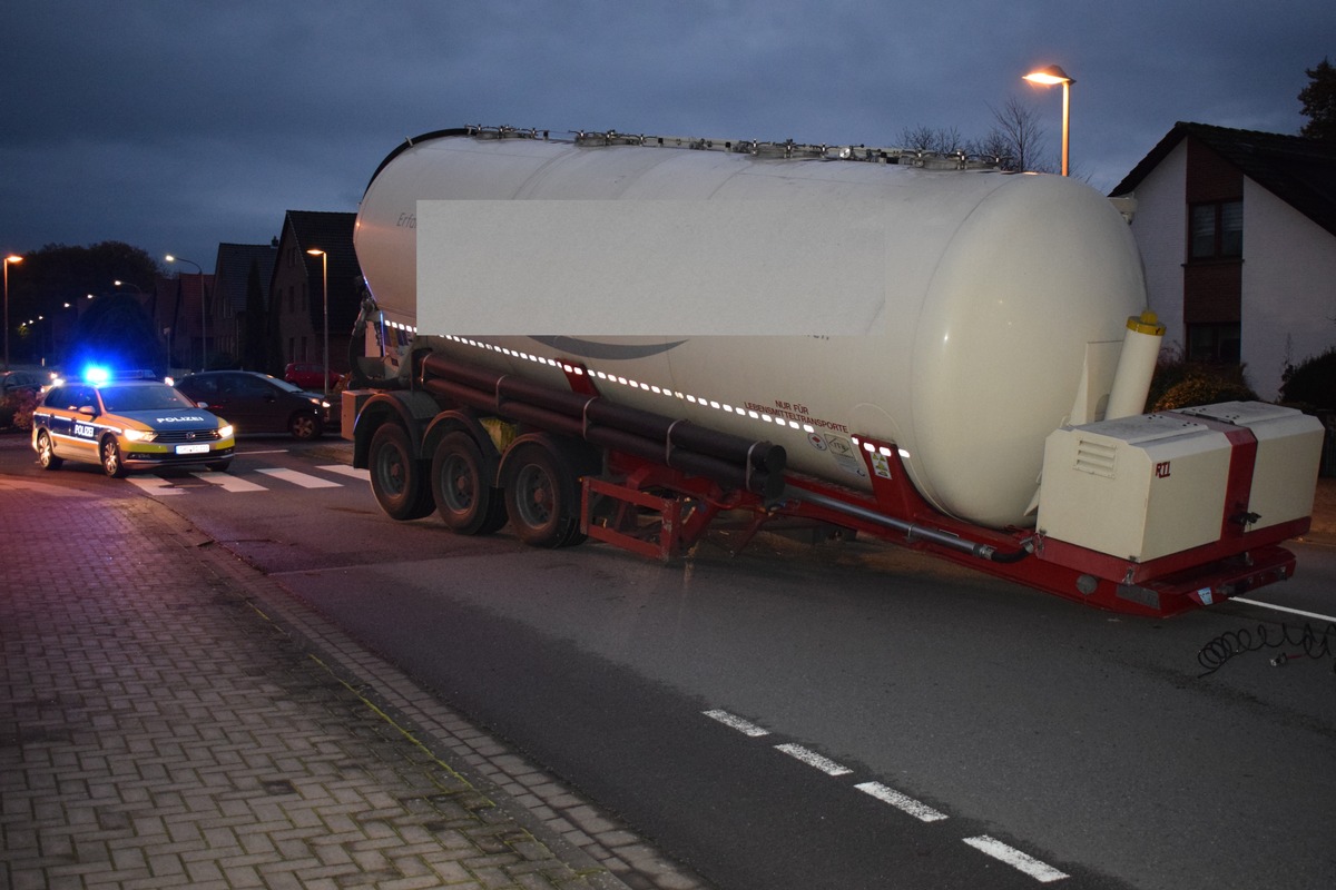 POL-NI: Stadthagen-25-Tonnen-Auflieger löst sich von Zugmaschine