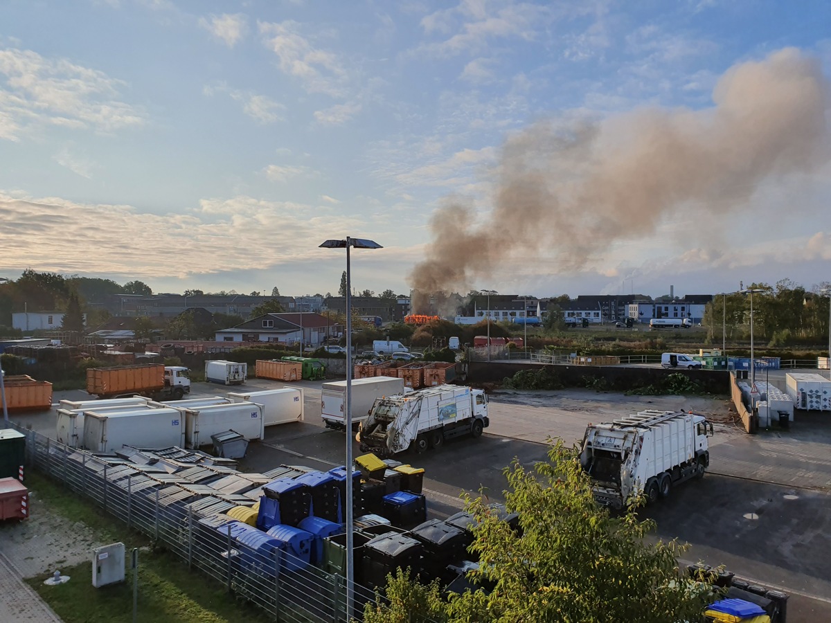 FW-Dorsten: +++ Sattelauflieger in Vollbrand +++