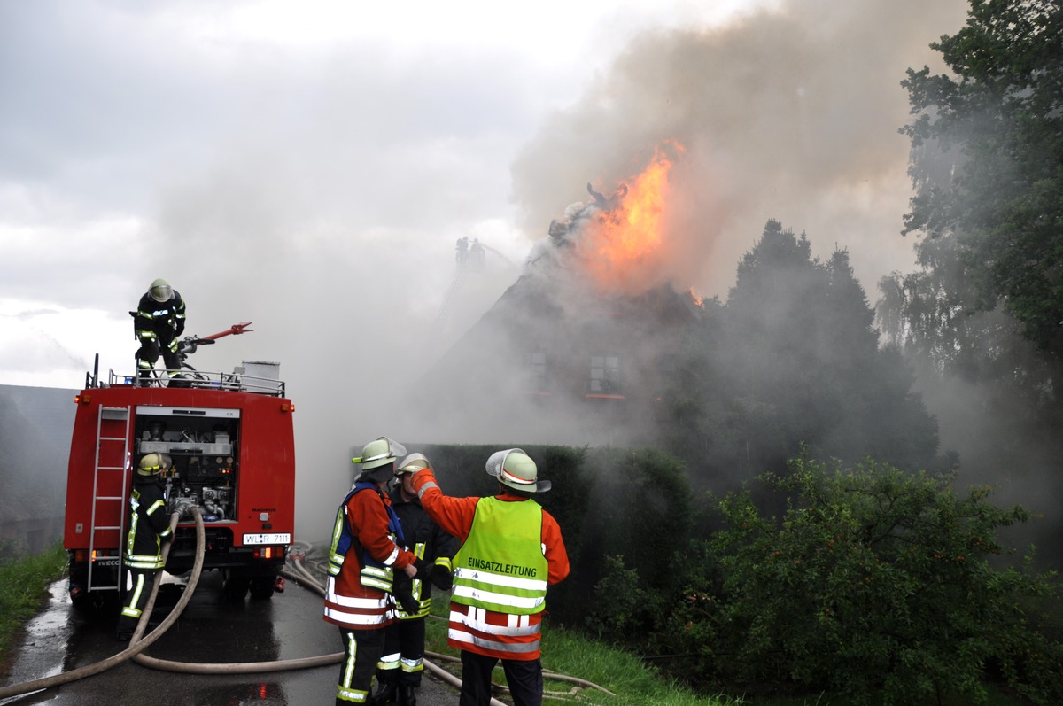 POL-WL: Feuer vernichtet Reetdachhaus