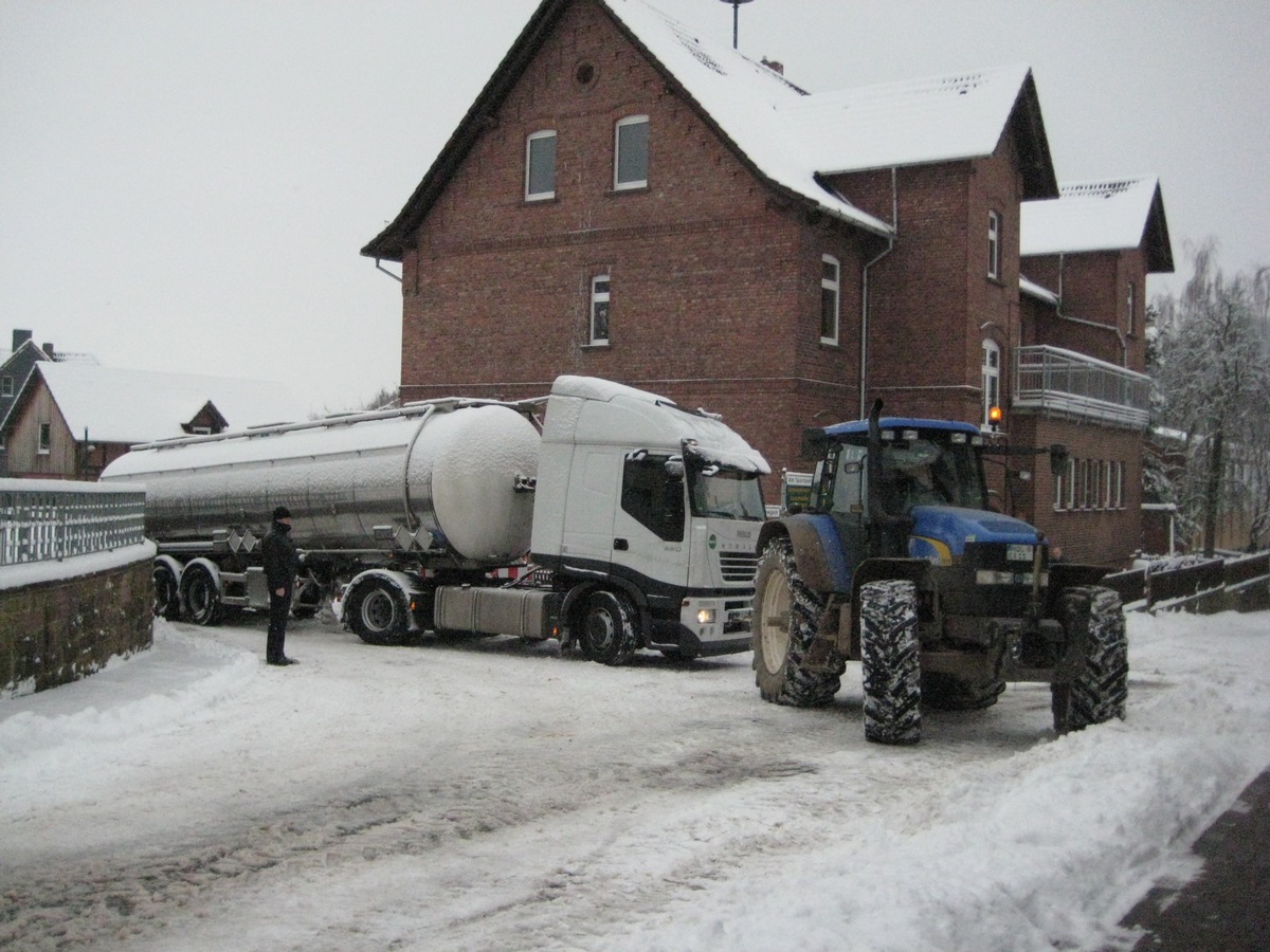 POL-HOL: Schneeverhältnisse erfordern zwingend Winterreifen: Mehrere LKW liegen geblieben - Polizei mahnt Winterbereifung an -