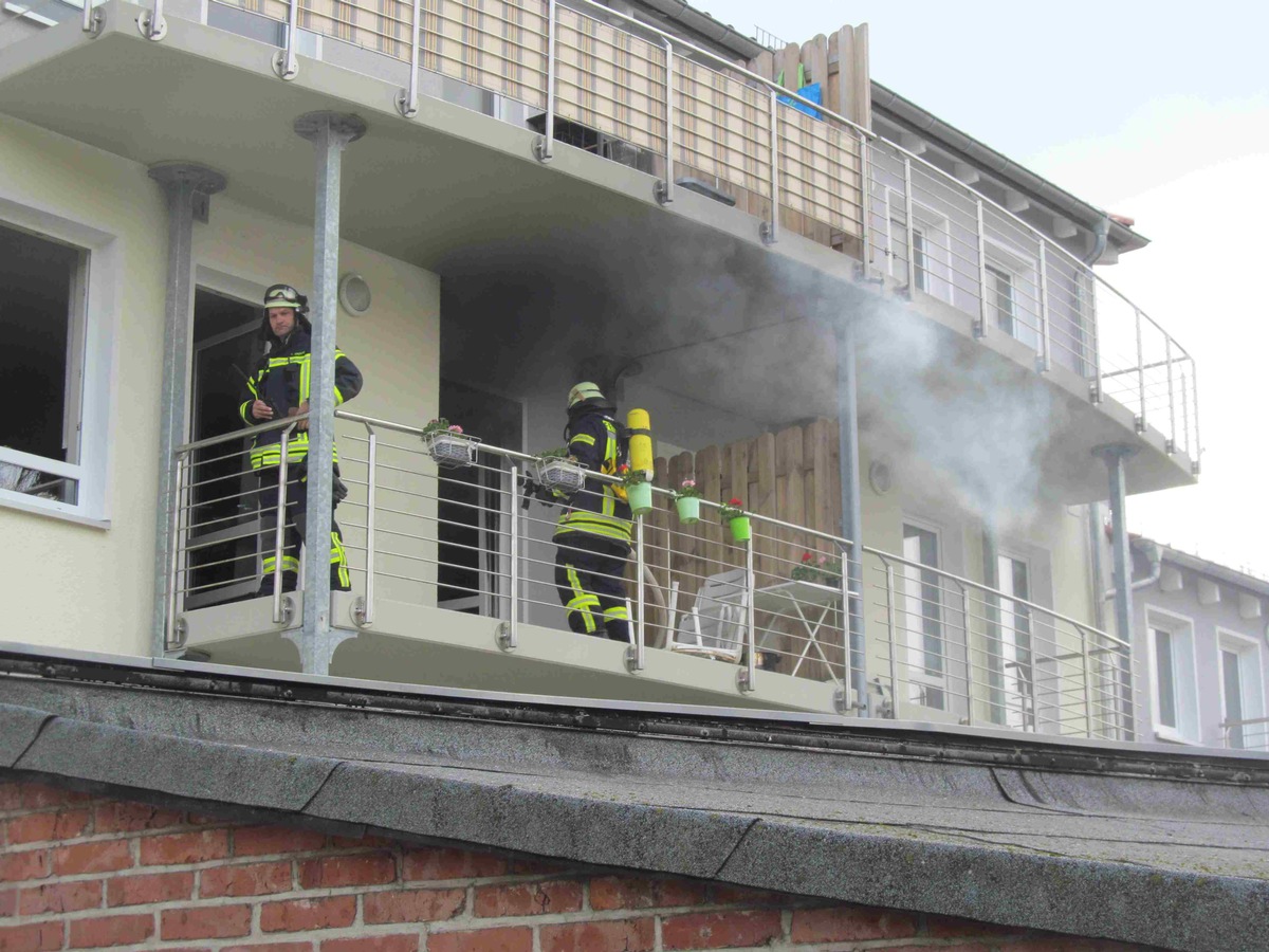 POL-HOL: Stadtoldendorf - Seniorenwohnanlage: Zwei Seniorinnen bei Küchenbrand verletzt - Kleine Ursache mit großer Wirkung: 20.000,-- EUR Sachschaden -