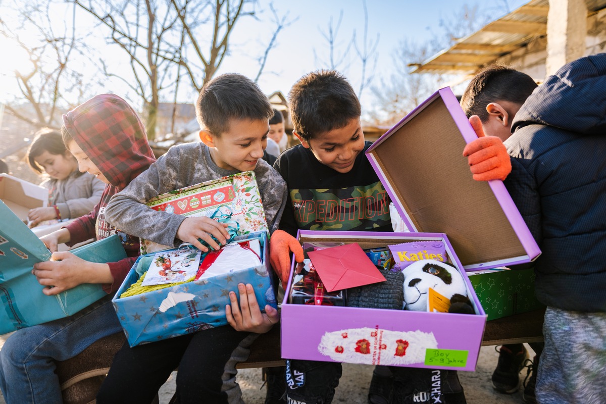 &quot;Weihnachten im Schuhkarton&quot;-Abgabewoche startet am 7.11. / Rund 4.500 Abgabeorte nehmen Geschenkpakete entgegen