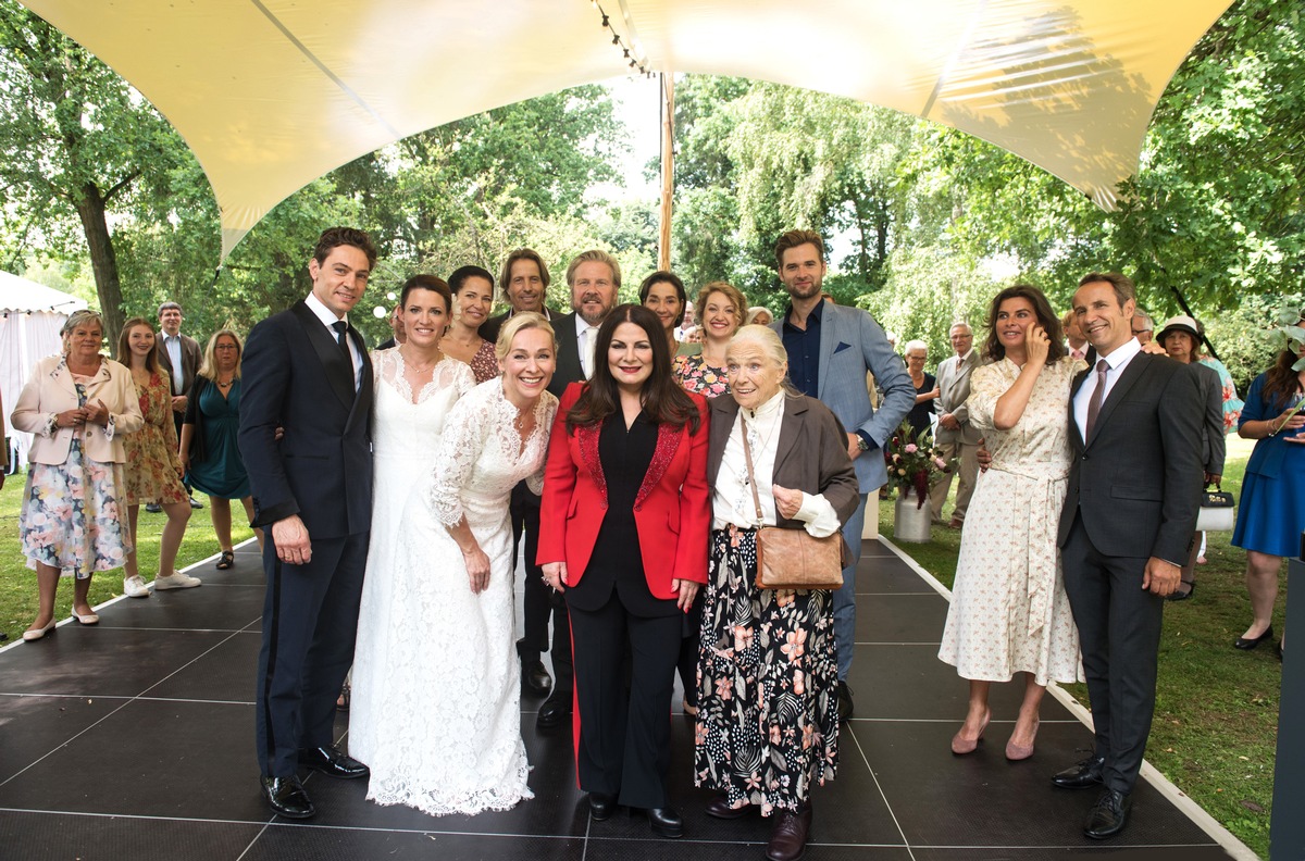 &quot;Rote Rosen&quot;: Grandioses Staffelfinale mit Doppelhochzeit und Stargast Marianne Rosenberg