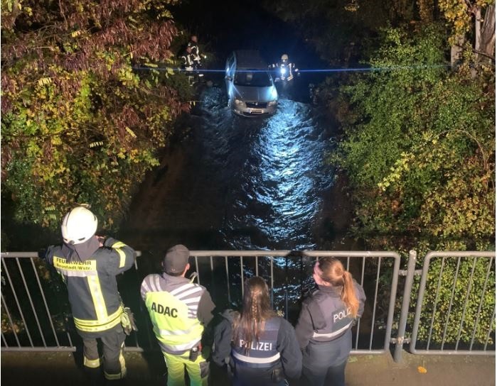 POL-PDNW: Betrunken in den Bach gefahren