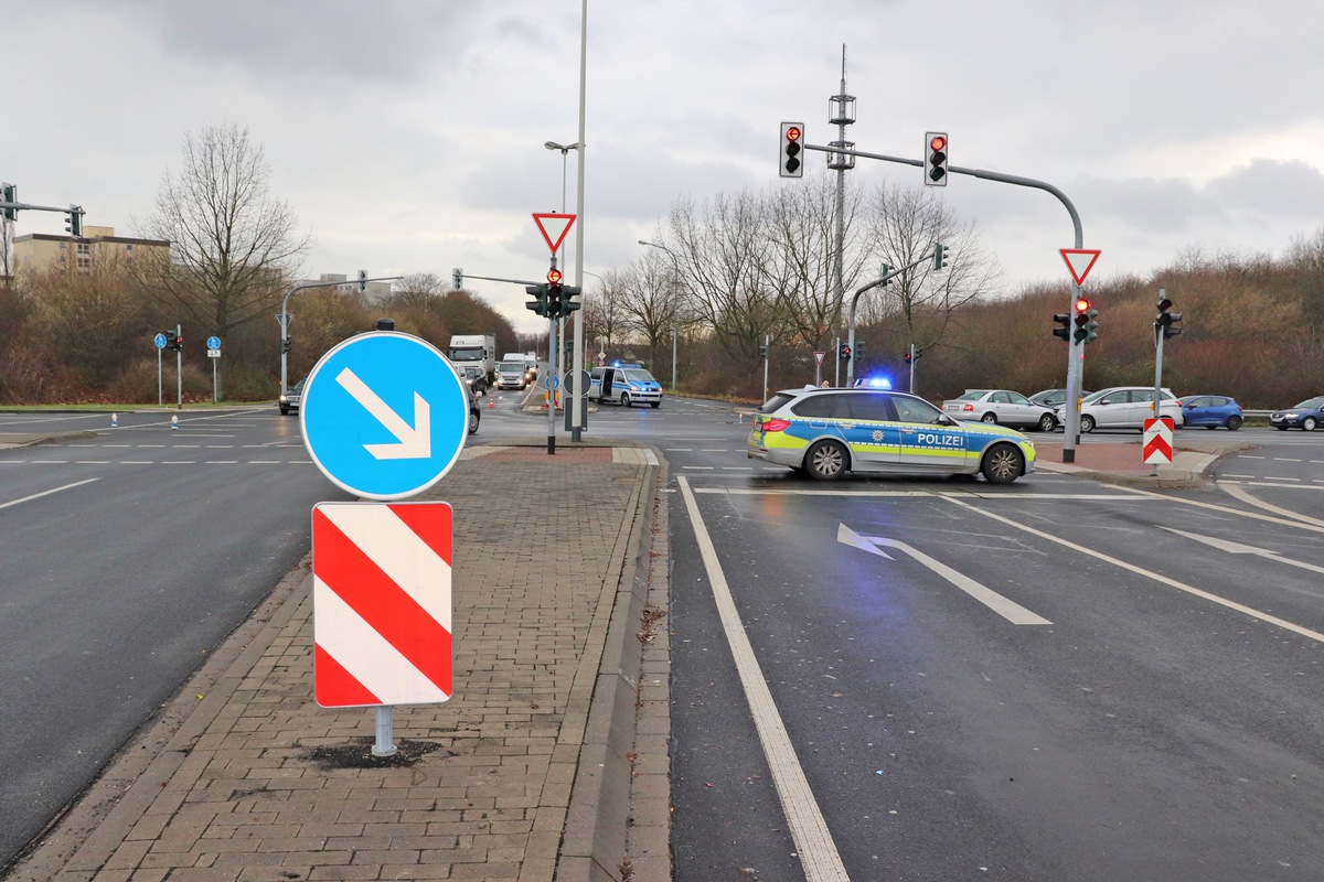 POL-ME: Hoher Sachschaden und ein leicht verletzter Polizeibeamter nach Unfall mit Dienstfahrzeug - Hilden - 1901010