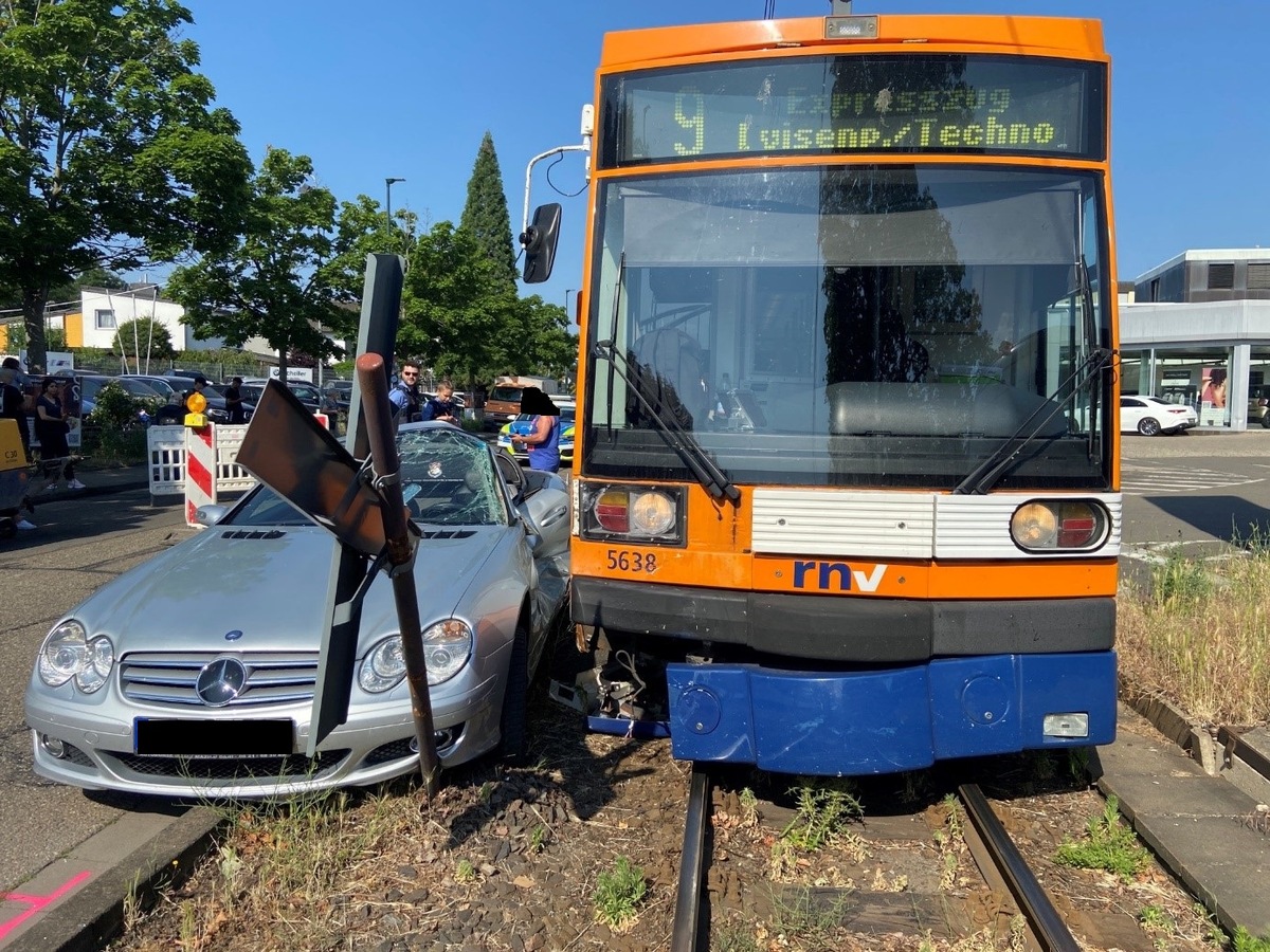 POL-PDNW: Verkehrsunfall mit Straßenbahn führt zur kurzfristiger Sperrung