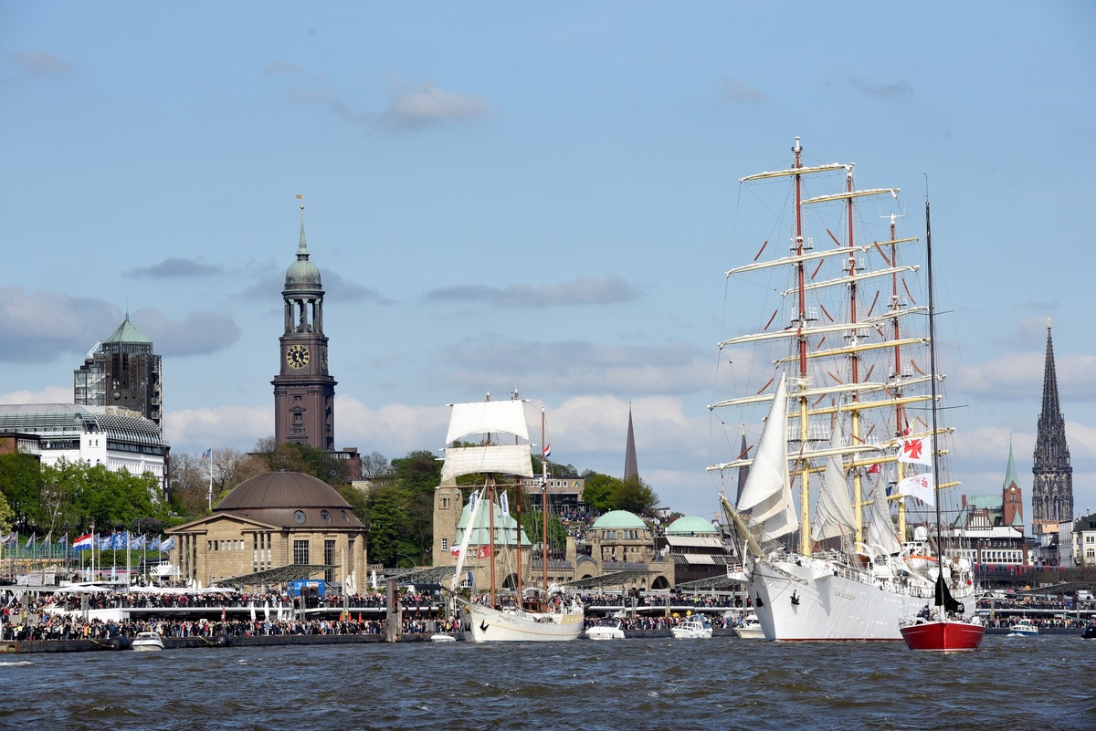 Schiffe, so weit das Auge reicht / Hafengeburtstag Hamburg vom 9. bis 12. Mai 2024 zeigt große Schiffsvielfalt