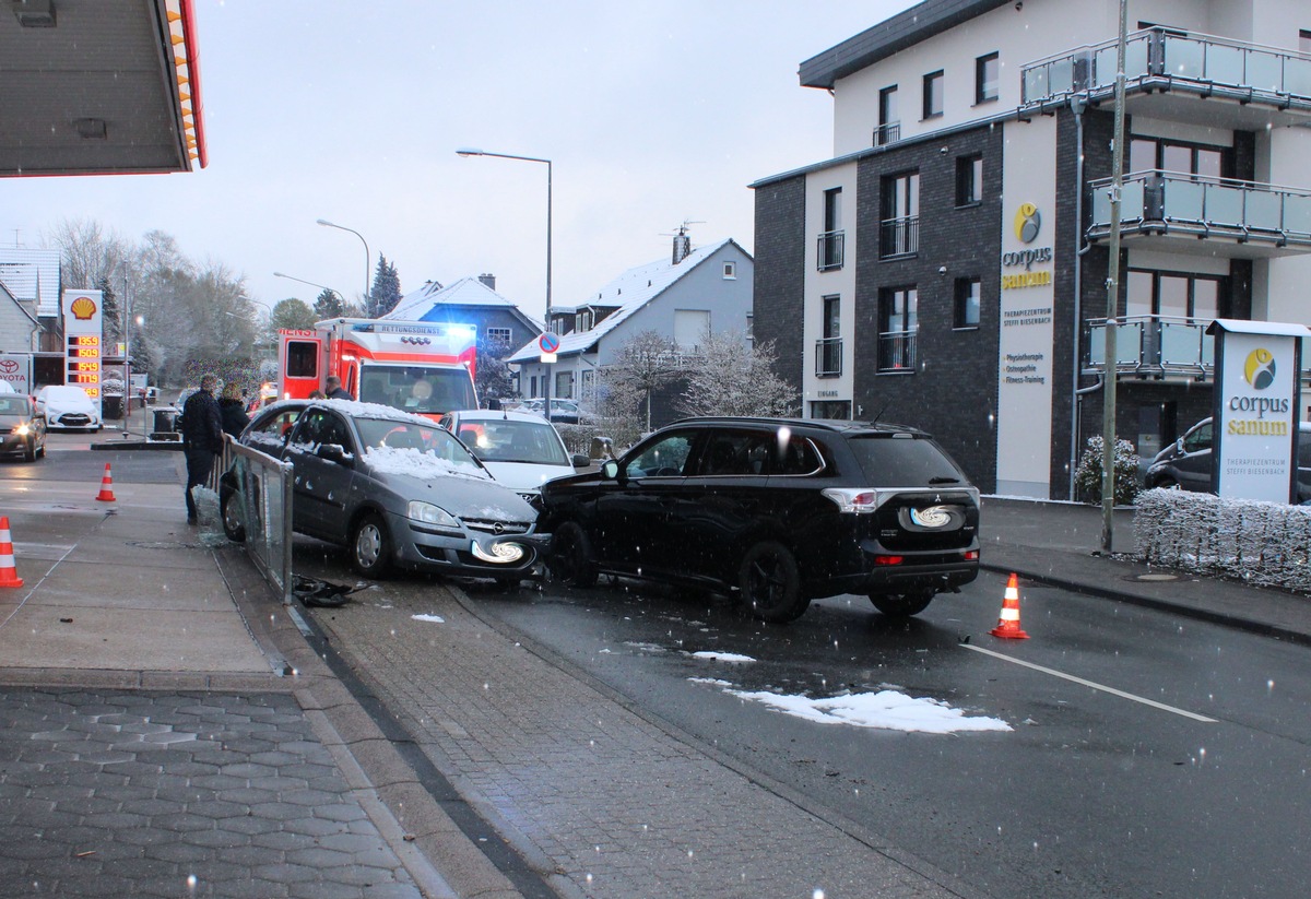 POL-RBK: Kürten - Unfallursache Sekundenschlaf? 50-Jähriger gerät in Gegenverkehr