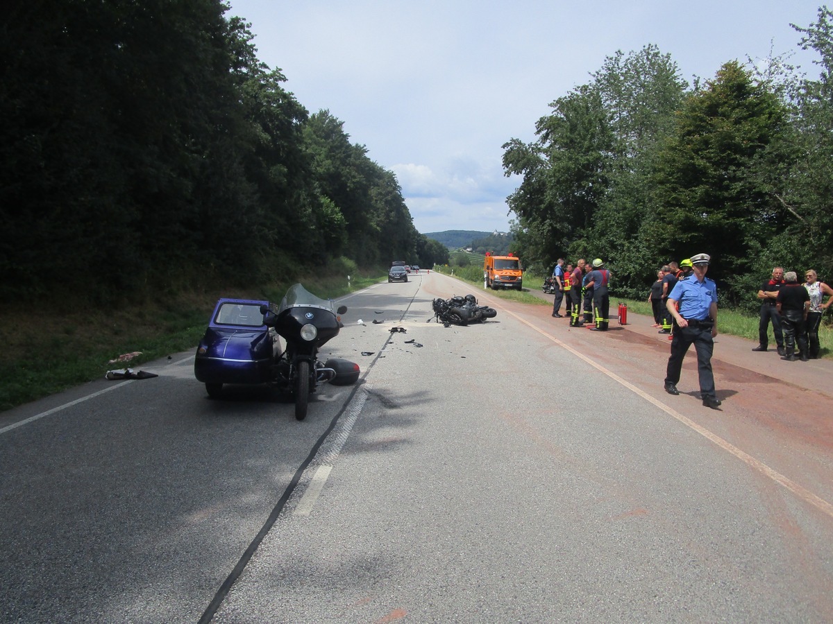 POL-PDWIL: Vier Personen bei Zusammenstoß zweier Motorräder schwerverletzt