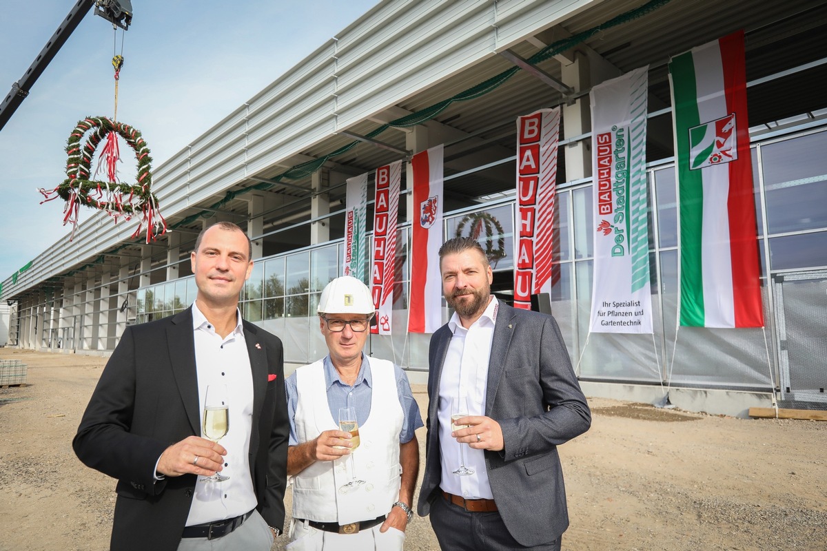 Viertes Fachcentrum in Düsseldorf nimmt Gestalt an: BAUHAUS feiert Richtfest in Düsseldorf-Rath