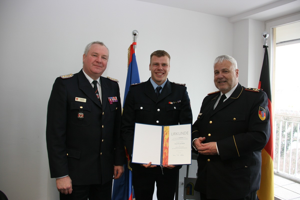 Feuerwehr-Förderung ermöglichte Olympiasieg / Spitzensportler Kuschela für Leistung ausgezeichnet / Brandmeister in Ausbildung (BILD)