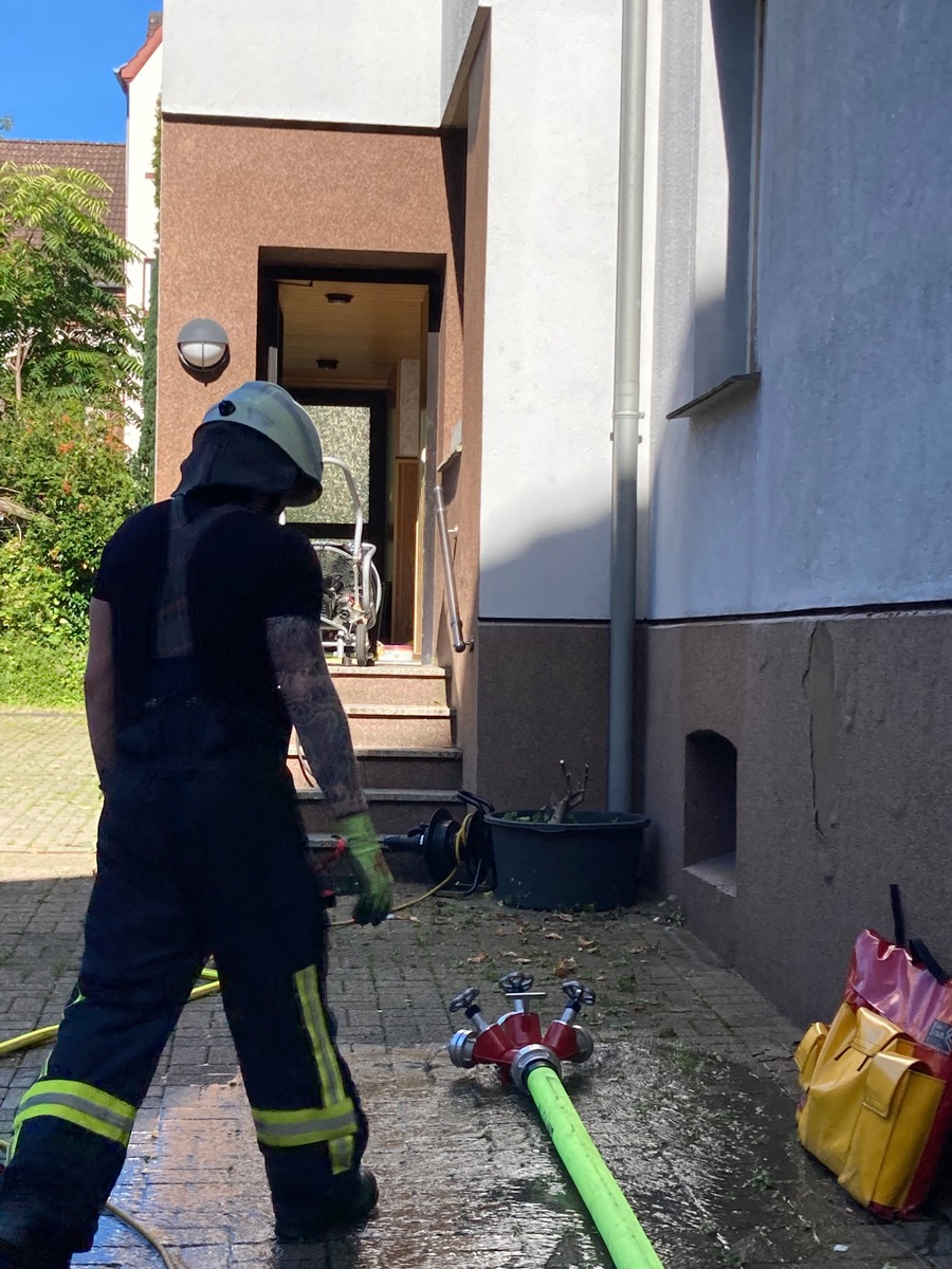 FW-EN: Brand in einer Wohnung - Mieter verletzt