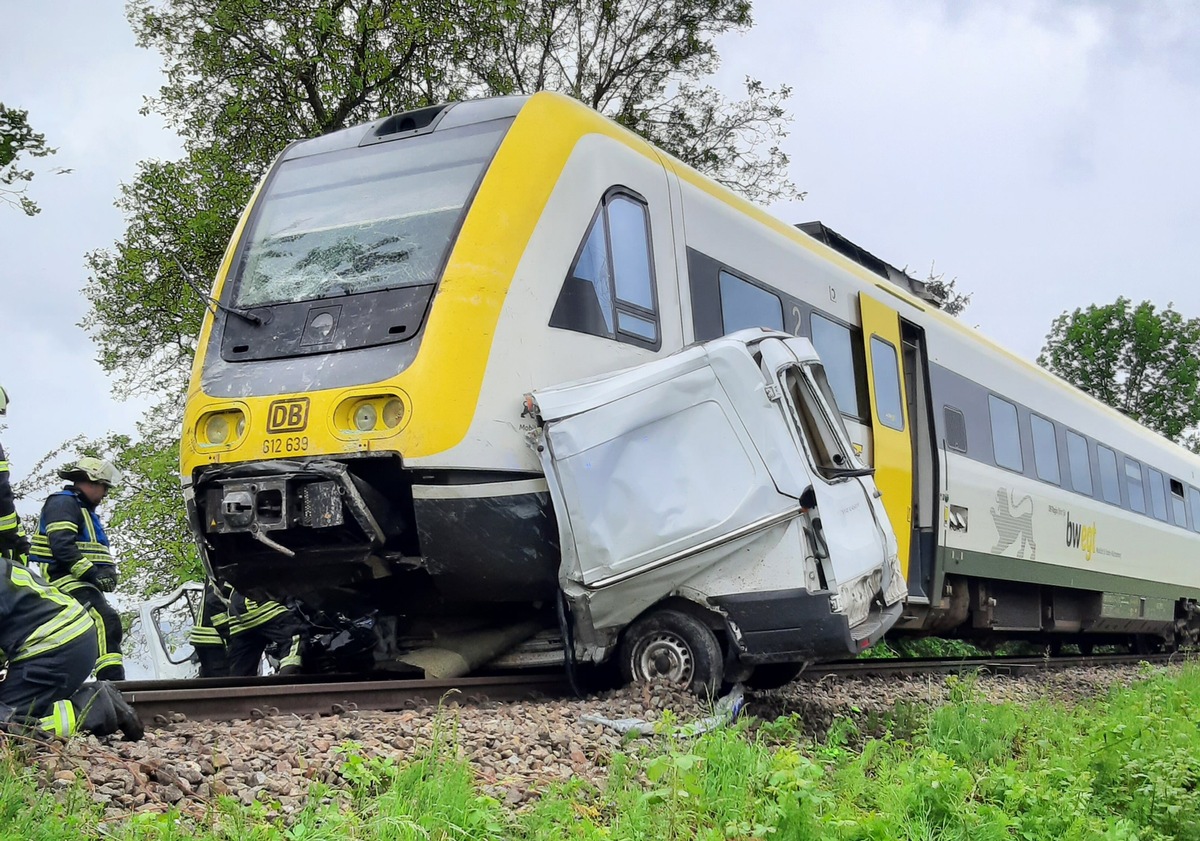 KFV Bodenseekreis: Kollision zwischen Regionalbahn und Lieferwagen fordert ein Todesopfer