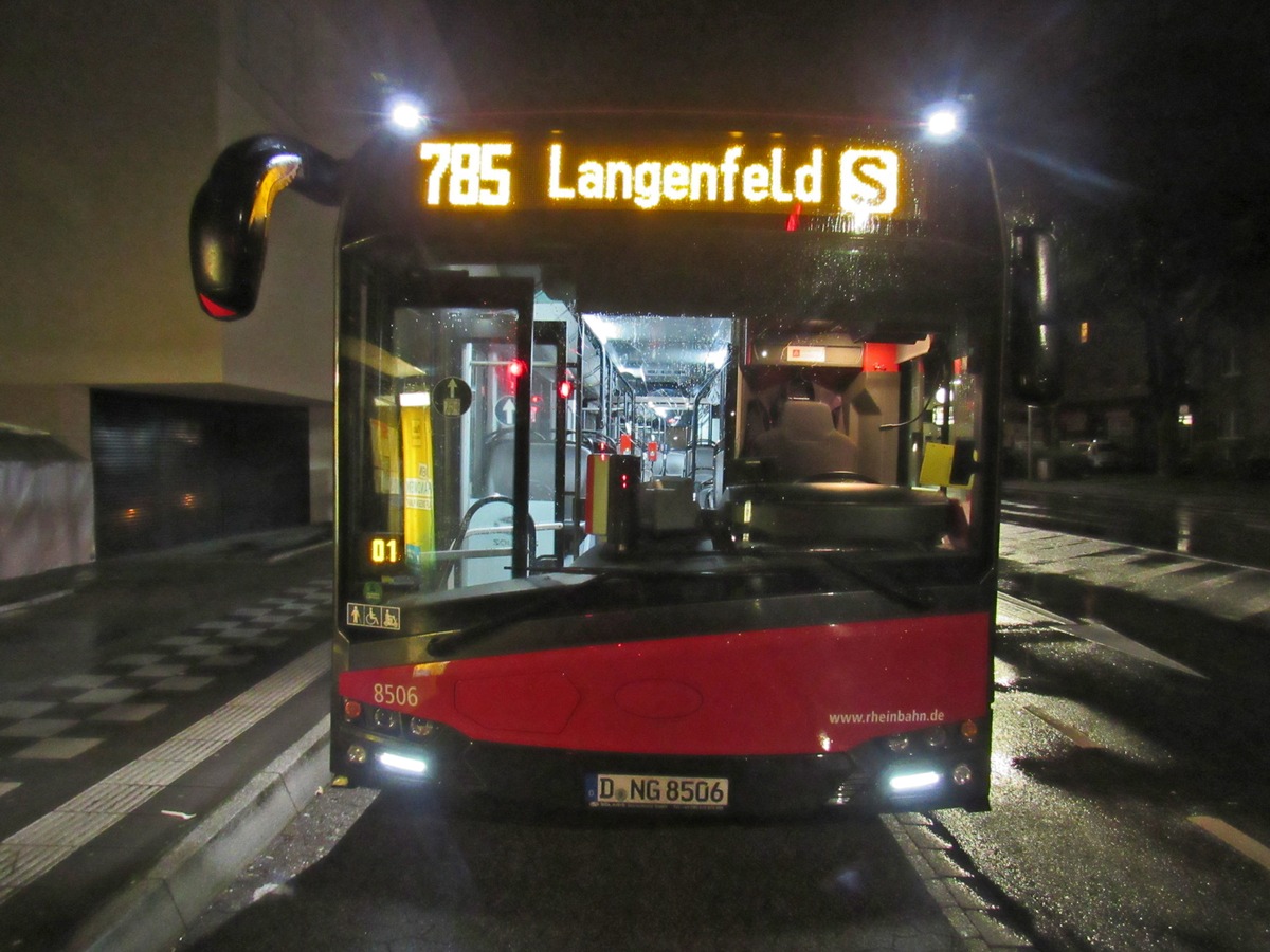 POL-ME: Steinwurf auf fahrenden Linienbus- Hilden - 1903053