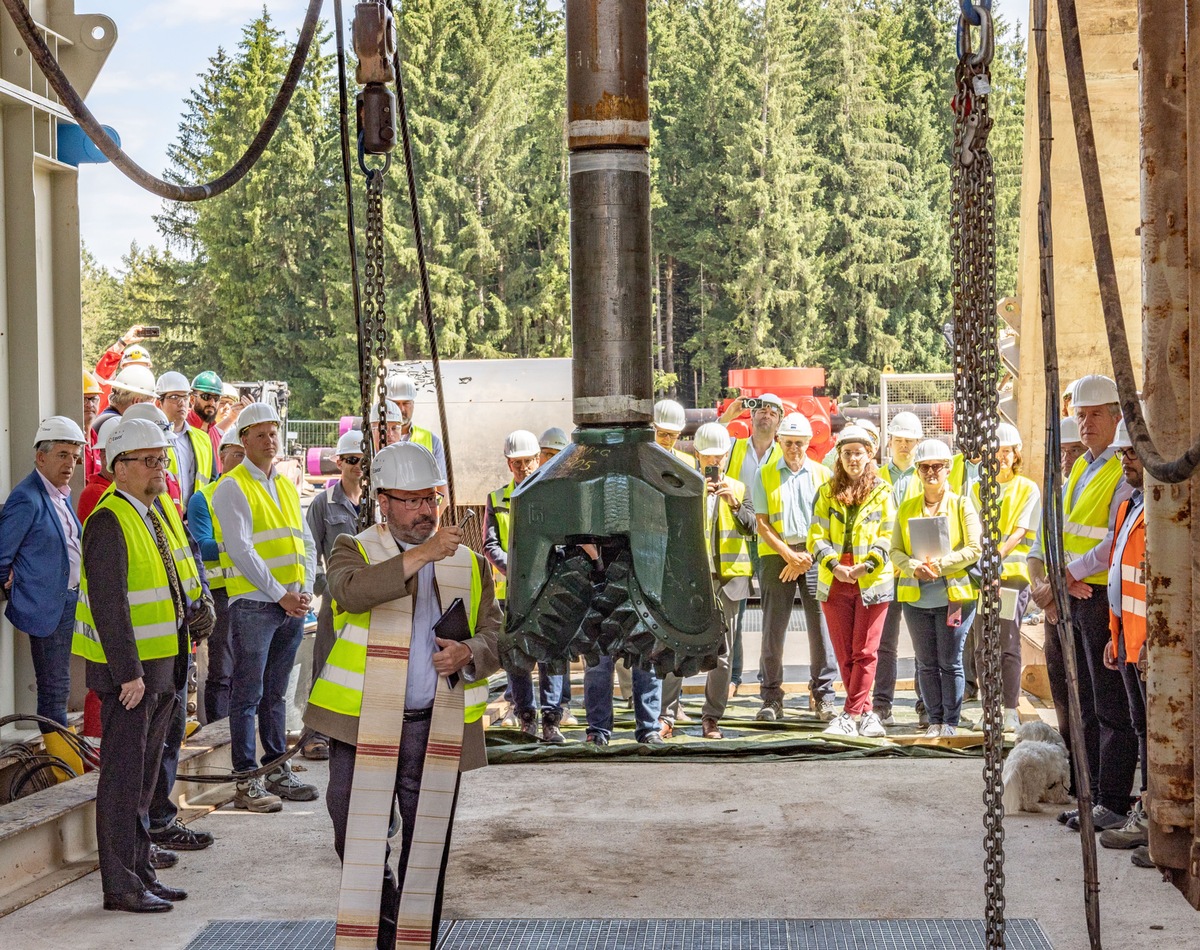 Innovative Geothermie von Eavor - Bohrbeginn mit Meißelweihe im bayerischen Geretsried / Standortunabhängige Geothermie als Perspektive für die Wärmewende