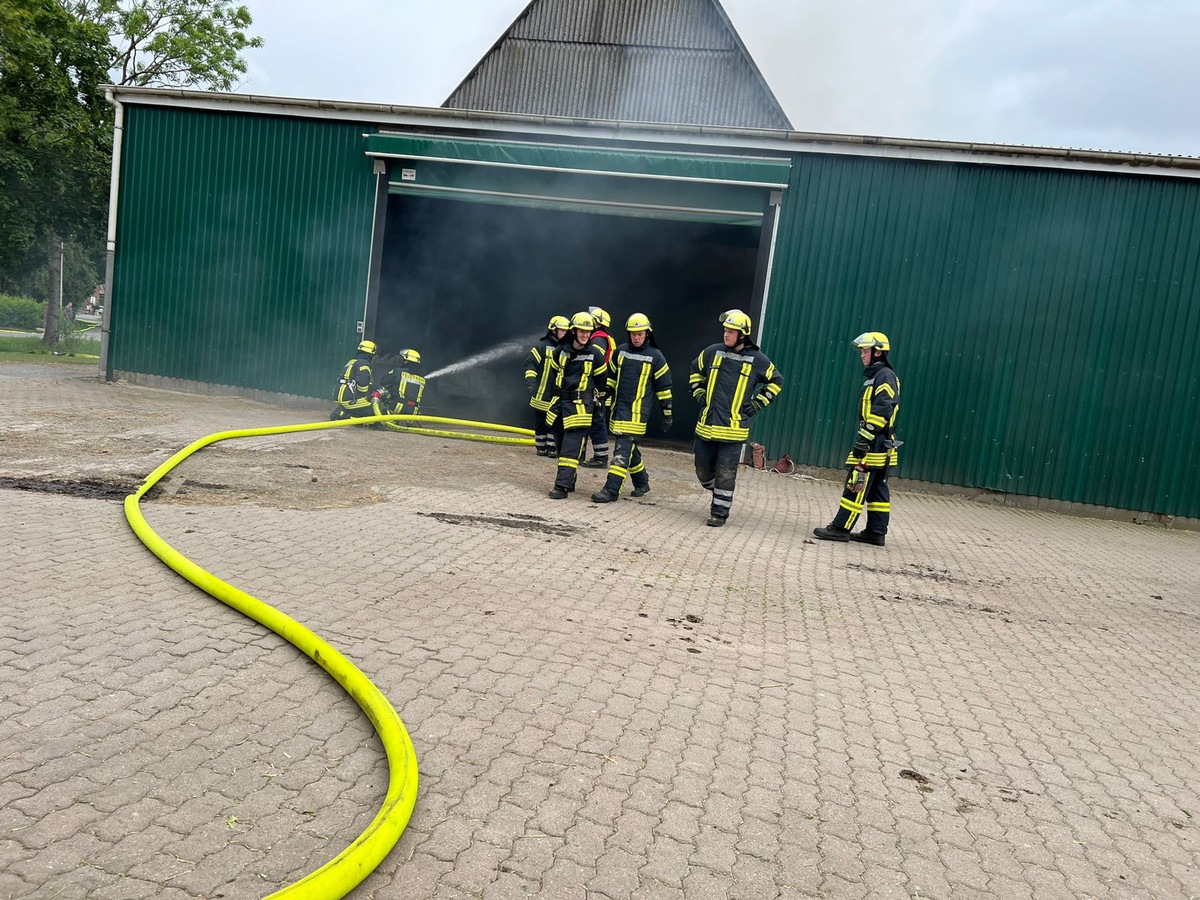 POL-STD: Feuer auf landwirtschaftlichem Anwesen in Assel - 60 Tiere gerettet - hoher Sachschaden entstanden, Tageswohnungseinbrecher in Engelschoff, Geräteschuppen an Stader Schule aufgebrochen