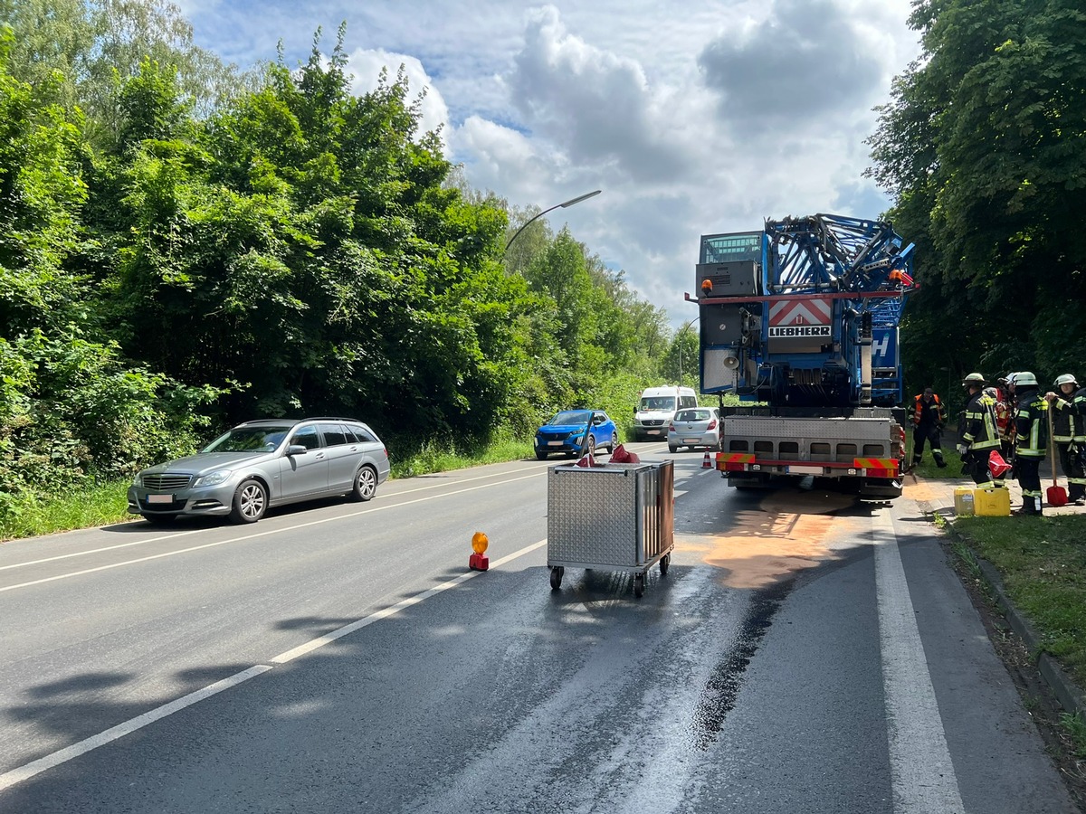 FW-WRN: TH_1 - LZ1 - Hydraulikschlauch geplatzt // Gefahrenstelle // Fahrbahn rutschig