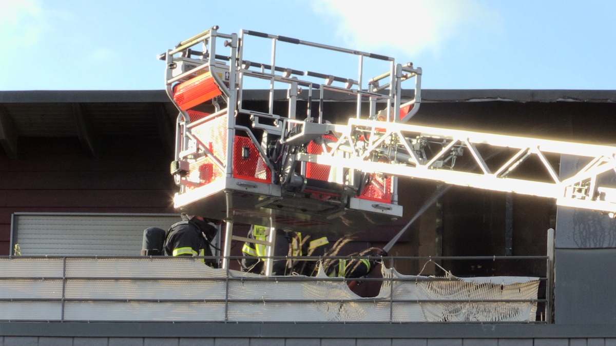 FW-MH: Brand in einer Dachgeschosswohnung