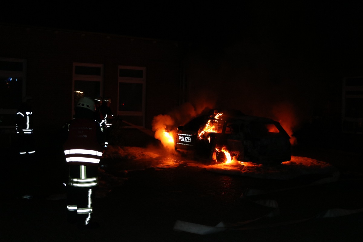 POL-LG: ++ Inbrandsetzen eines Funkstreifenwagens ++ Streifenwagen brennt komplett aus ++ 18-Jähriger vorläufig festgenommen ++ Polizeibeamtin leicht verletzt ++ Schaden von ...