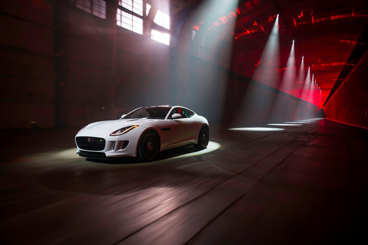 Jaguar F-TYPE Coupé - spektakuläre Weltpremiere in L.A. (FOTO)