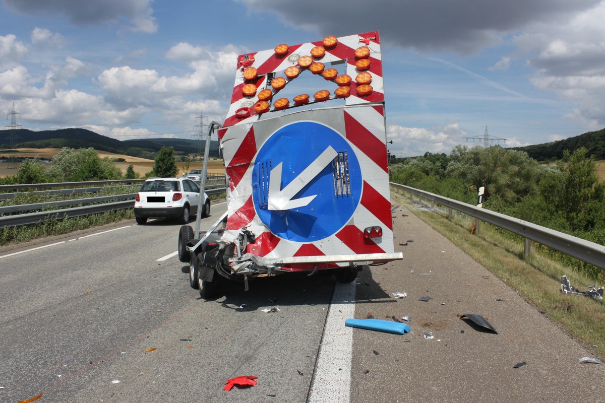 POL-PDKL: A63/Winnweiler, Lkw kracht in Absperrwand, hoher Sachschaden