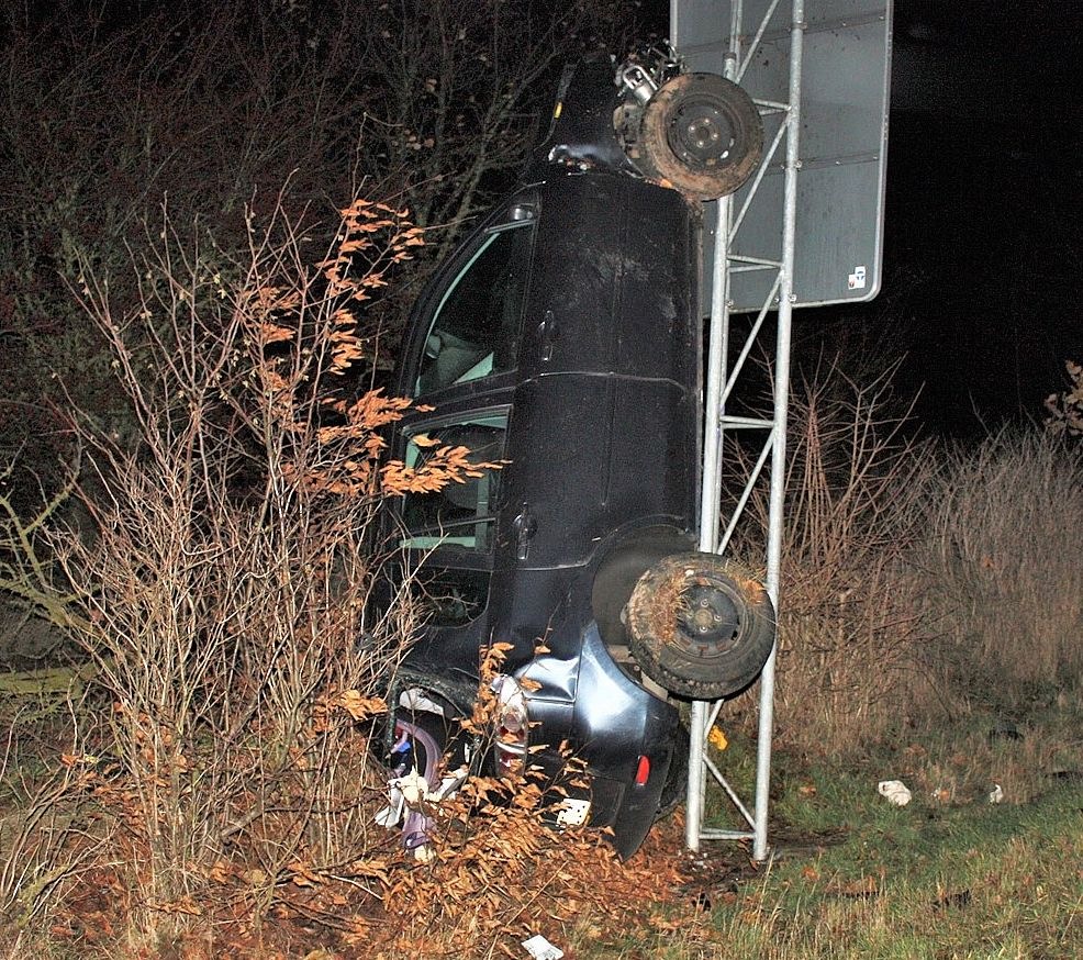 POL-HX: Auto landet hochkant am Verkehrsschild

Marienmünster, 9.12.2018, 19.20 Uhr