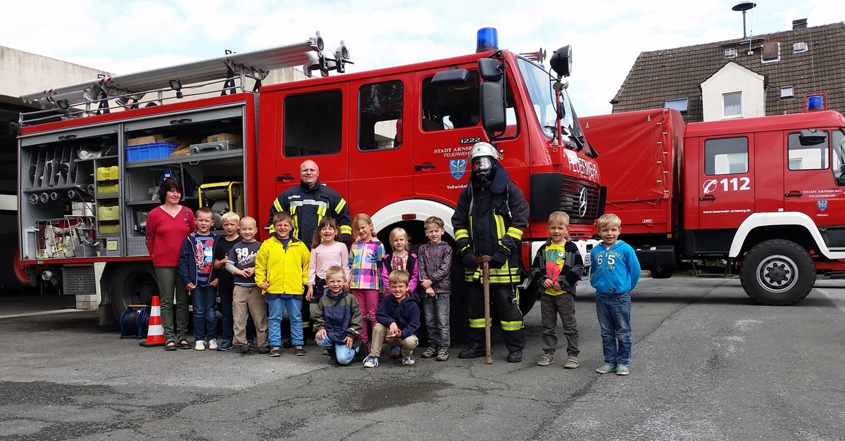 FW-AR: Kindergarten und Grundschule Voßwinkel besuchen ihre Feuerwehr