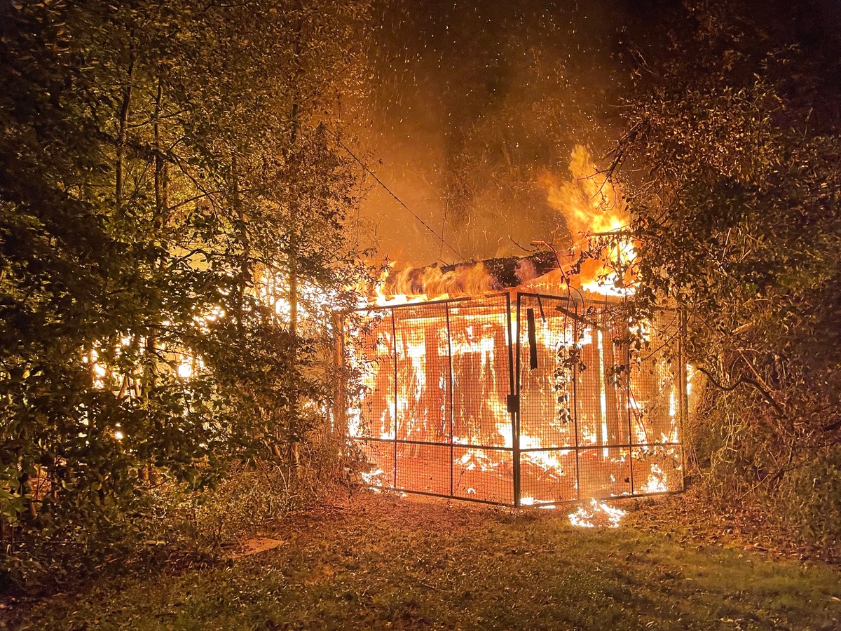 POL-ME: Carport in Brand geraten - Heiligenhaus - 2209108