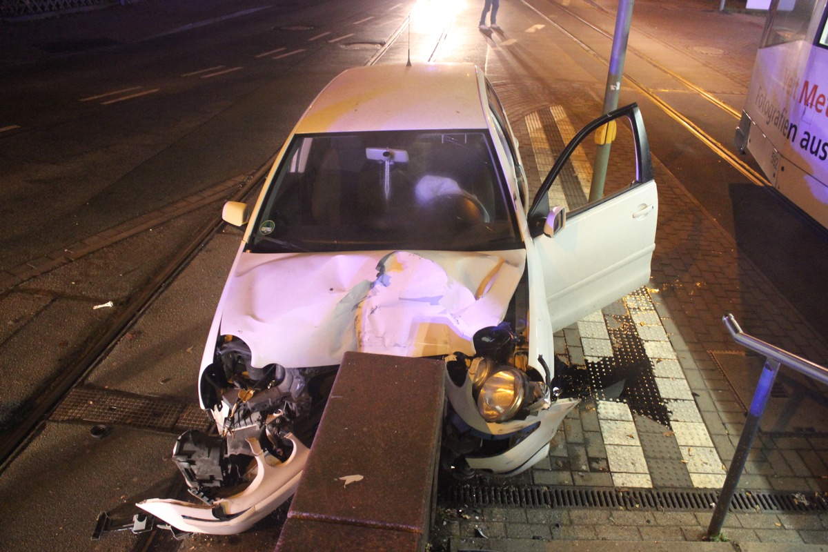 POL-BI: Pkw prallt gegen Hochbahnsteig, Fahrer leicht verletzt