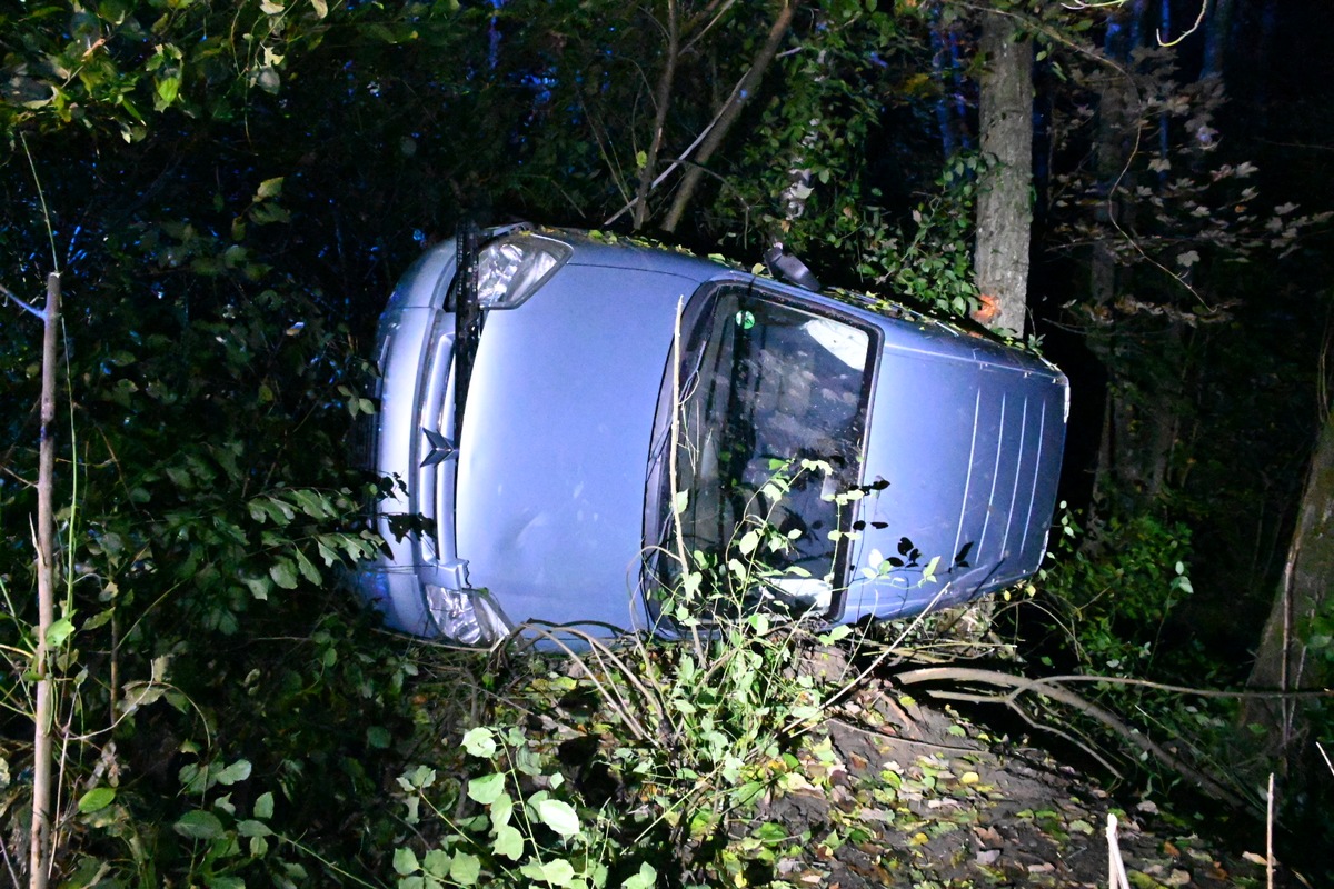 FF Olsberg: Verkehrsunfall nach Diebstahl und Verfolgungsjagd mit der Polizei in Olsberg