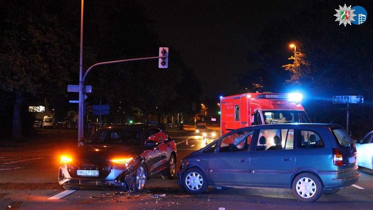 POL-OB: Abbiegeunfall - Personenschaden und zwei nicht fahrbereite Fahrzeuge