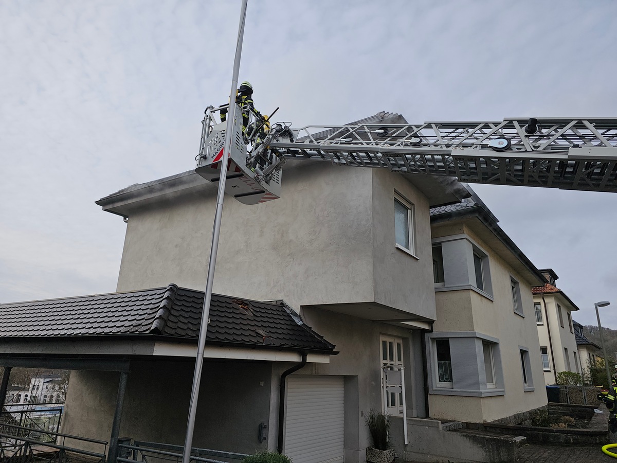 FW-AR: SCHNELLER EINSATZ VERHINDERT GRÖSSEREN SCHADEN: FEUERWEHR LÖST BRAND IN ARNSBERG