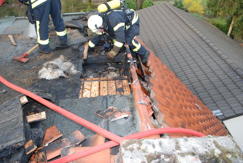 POL-NI: Brand eines Anbaus nach Dacharbeiten -Bild im Download-