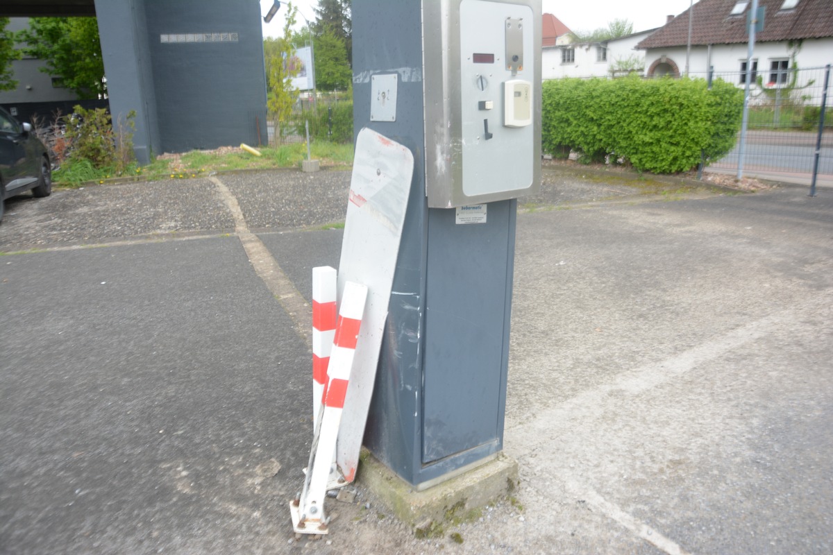 POL-HF: Videoaufzeichnung klärt Unfallflucht- Parkscheinautomat beschädigt