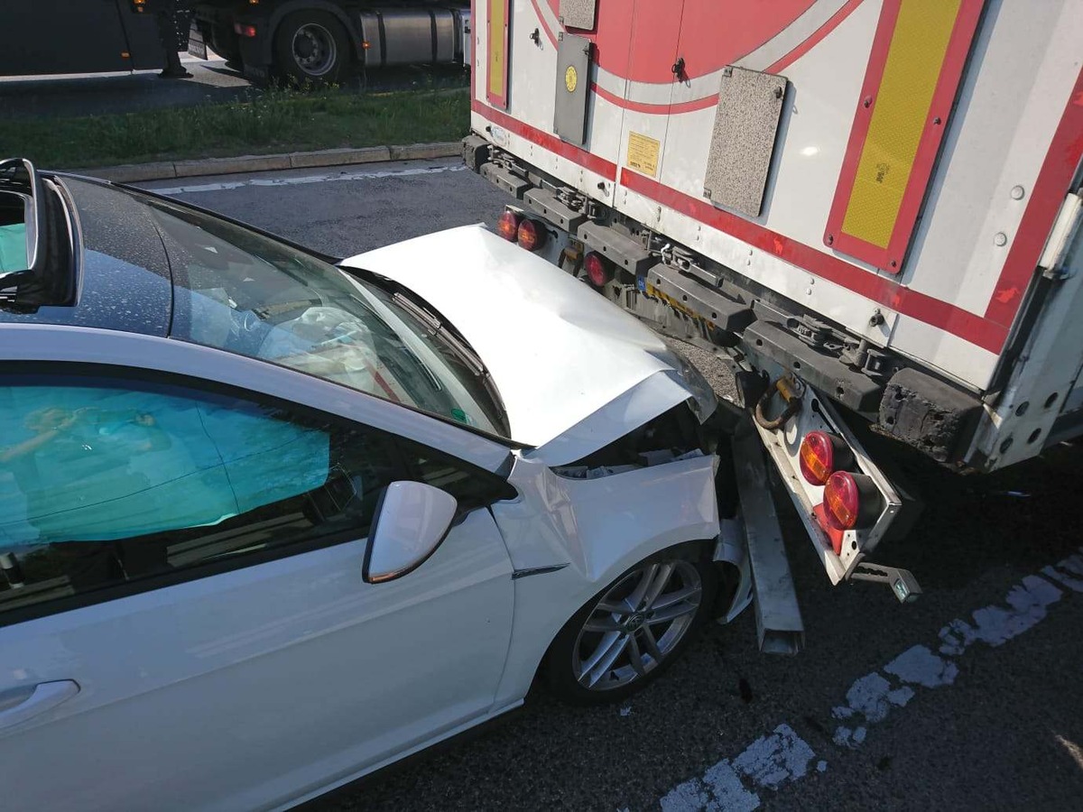 POL-WE: Hinweise nach Raub in Bad Nauheim erbeten ++ Fahrradfahrer bei Kefenrod touchiert ++ Diebe bedienten sich aus Fahrzeugen in Ortenberg ++ Auf LKW aufgefahren ++ u.a.