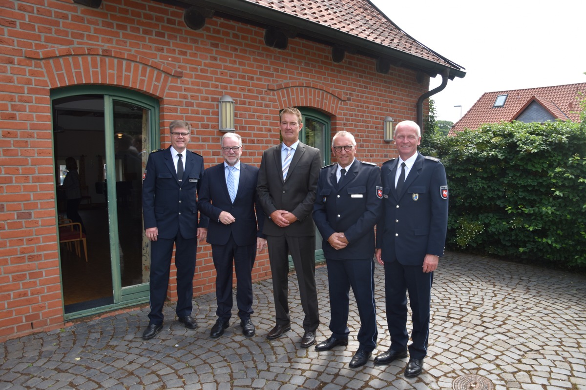 POL-OLD: +++ Peter Zeglin übergibt die Schlüssel für das Polizeikommissariat Sulingen an Matthias Stegmann +++ Polizeipräsident führt neuen Dienststellenleiter in sein Amt ein +++